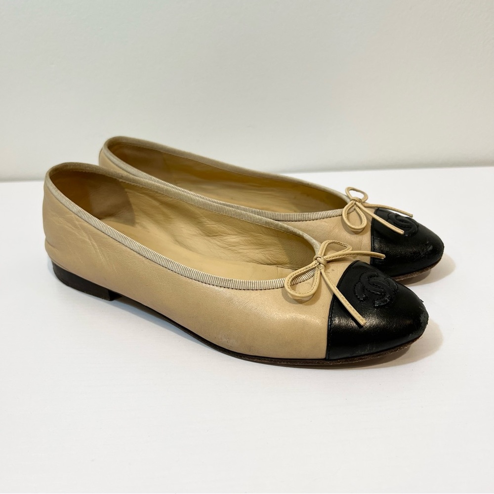Chanel - Black & Beige CC Logo Ballet Flats Sz 37
